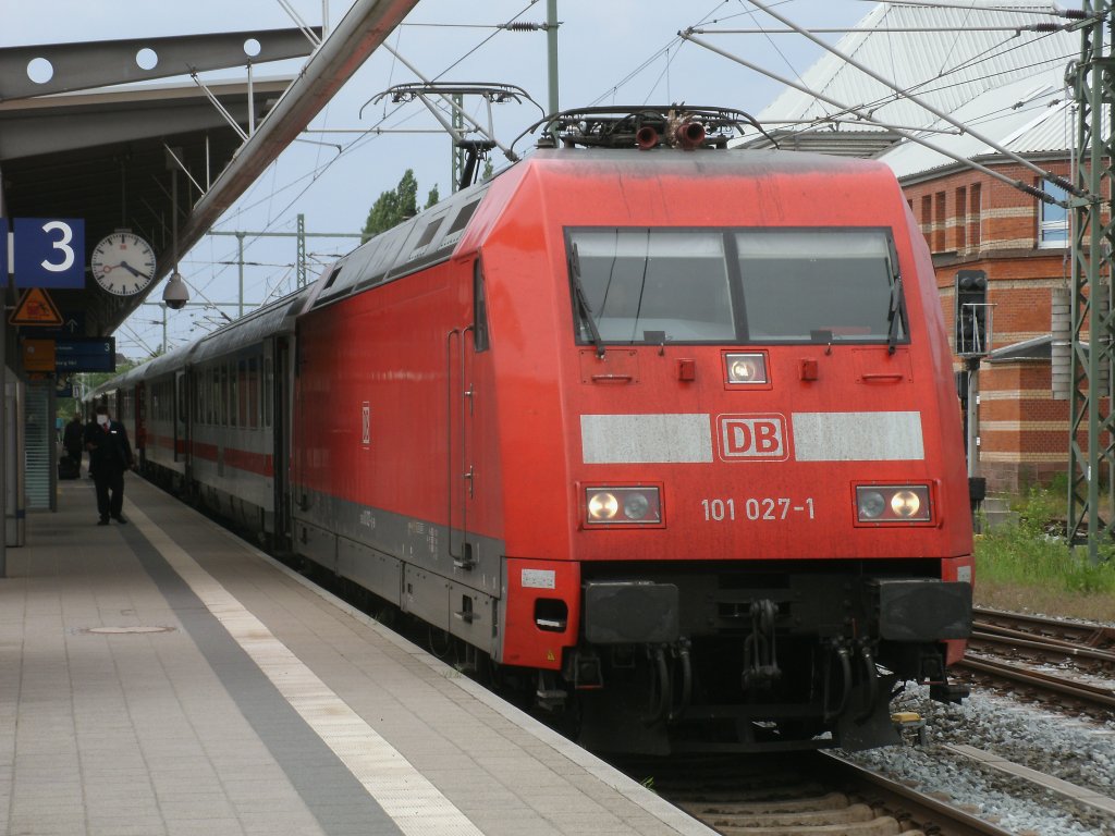 101 027 mit dem IC Stralsund-Hamburg,am 28.Mai 2011,in Rostock.  