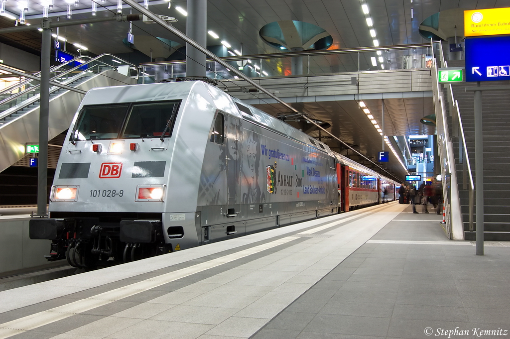 101 028-9  Anhalt 800  mit dem EC 378 von Wien Praterstern nach Stralsund Hbf im Berliner Hbf (tief). 29.03.2012