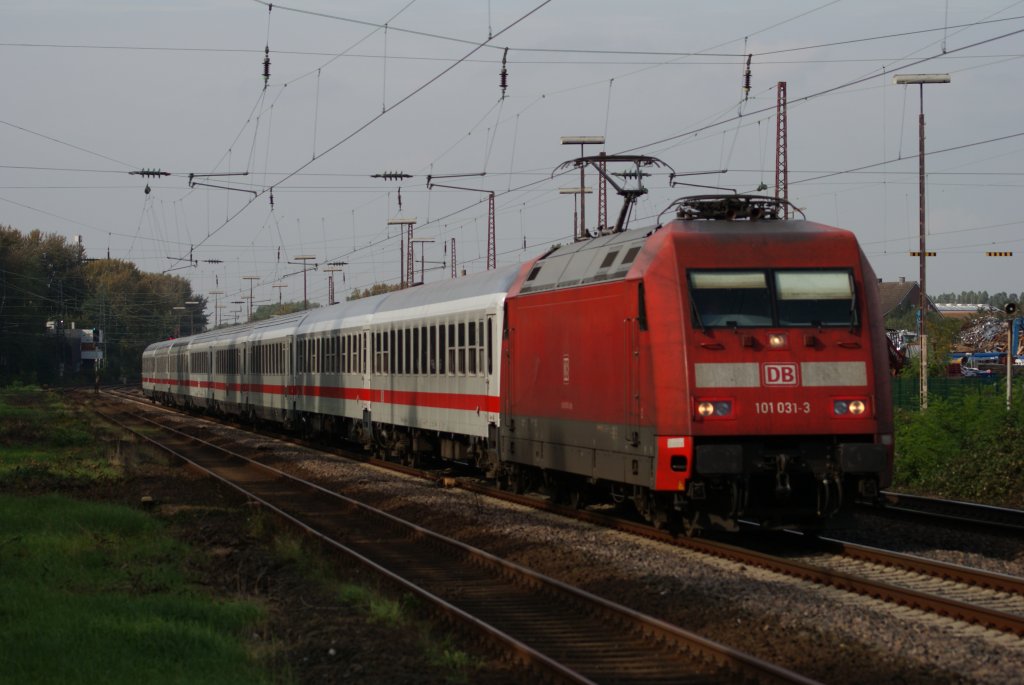 101 031-3 mit einem IC in Hilden als Umleiter am 07.10.2010