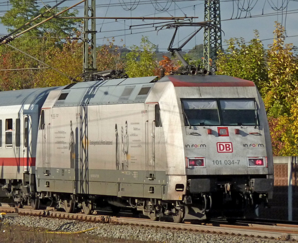 101 034-7 mit IC 2871 am 21.10.10 in Fulda