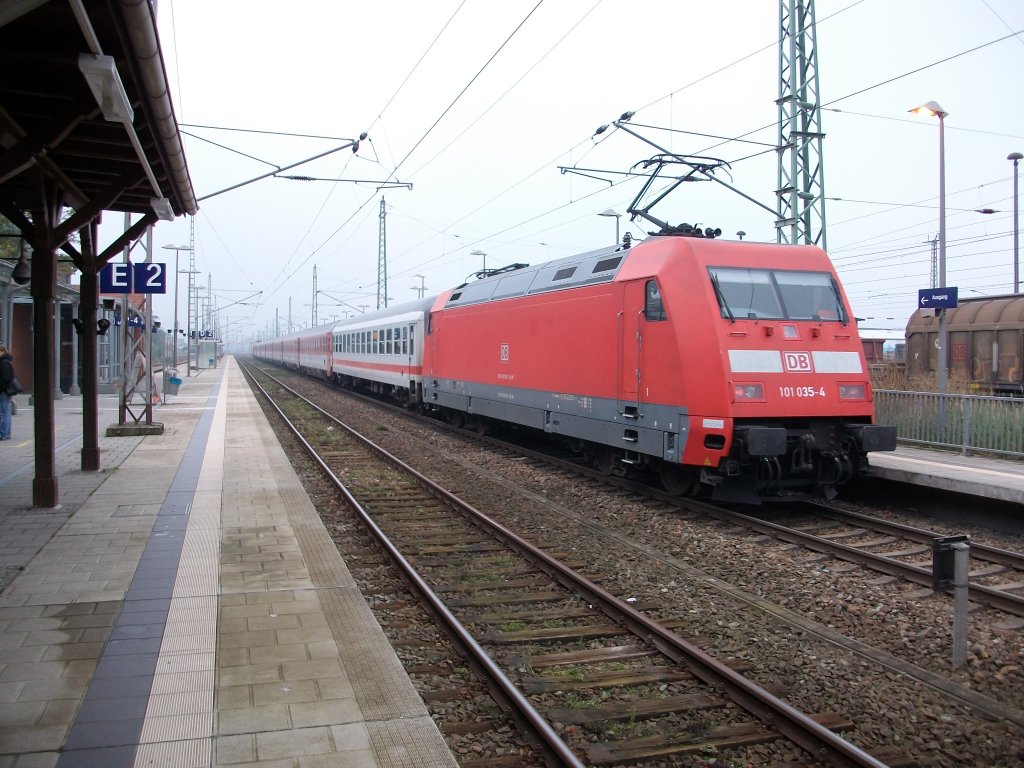 101 035 als Schlulok am 26.September 2010 im EC 379 Binz-Brno  in Bergen/Rgen. 