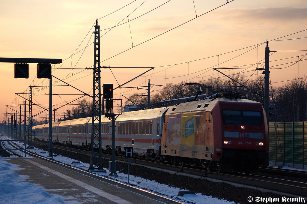 101 037-0  Klagenfurt Touristik  mit dem IC 145 von Schiphol (Airport) nach Berlin Ostbahnhof in Rathenow. 10.02.2012