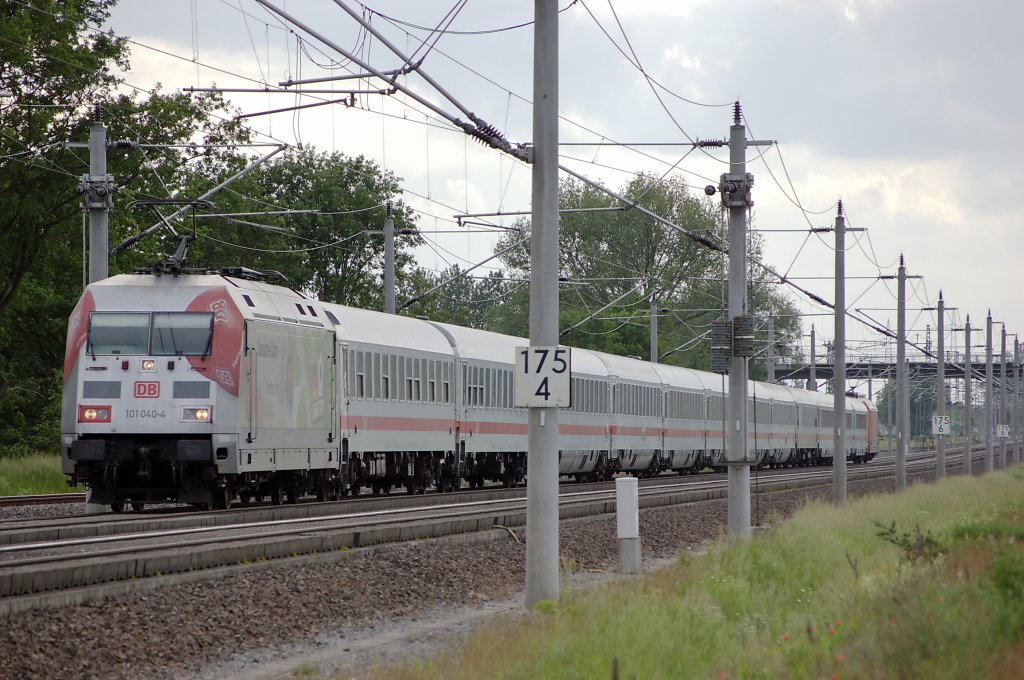 101 040-4  WM Fan-Connection  mit dem IC 2861 nach Berlin Ostbahnhof zwischen Growudicke und Rathenow. Am Ende schob die 101 67-7. 13.06.2010