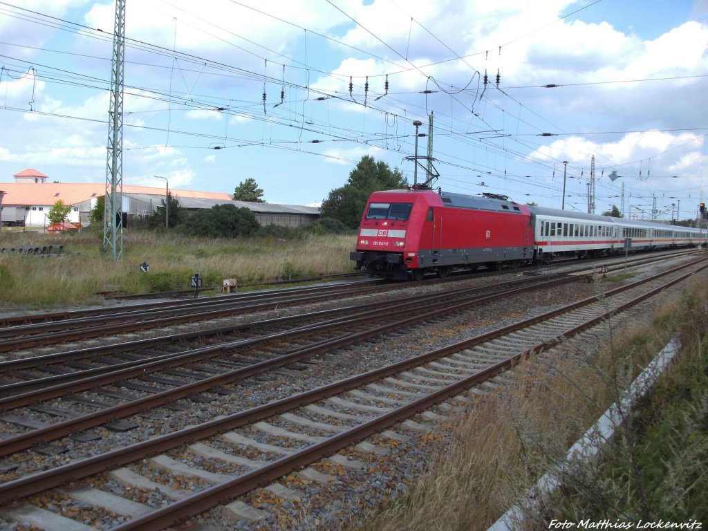 101 041-2 mit 101 033-9 als IC 2287 bei der Ausfahrt aus Bergen auf Rgen am 10.8.13