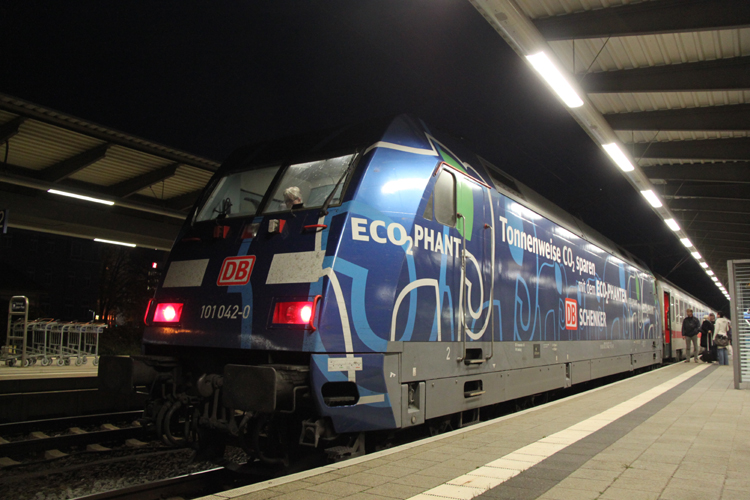 101 042-0 mit IC 2216 von Stuttgart nach Stralsund kurz nach der ankunft im Rostocker Hbf.01.11.2011