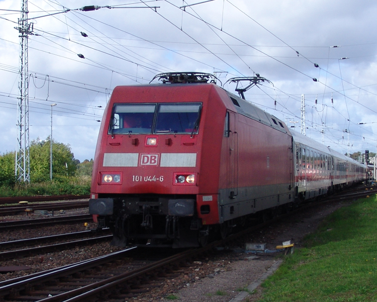 101 044-6 beim Rangieren im Rostocker Hbf.(18.09.10)