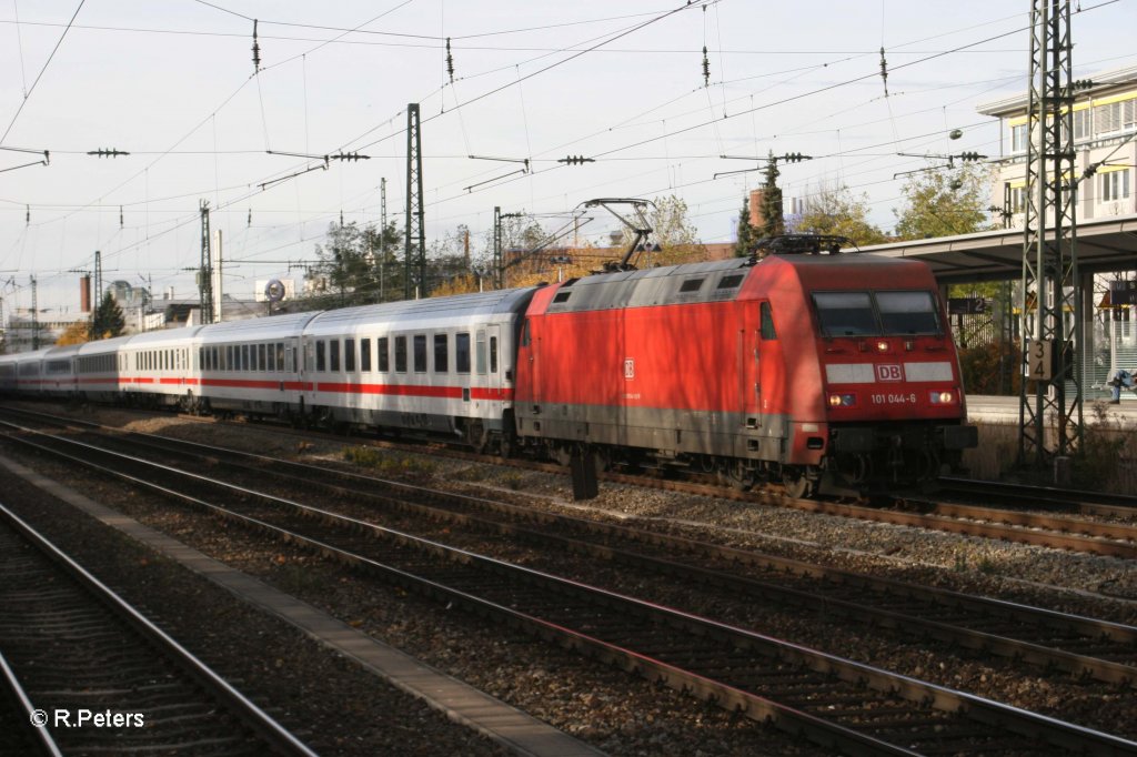 101 044-6 zieht ein IC am Heimeranplatz vorbei. 04.11.10