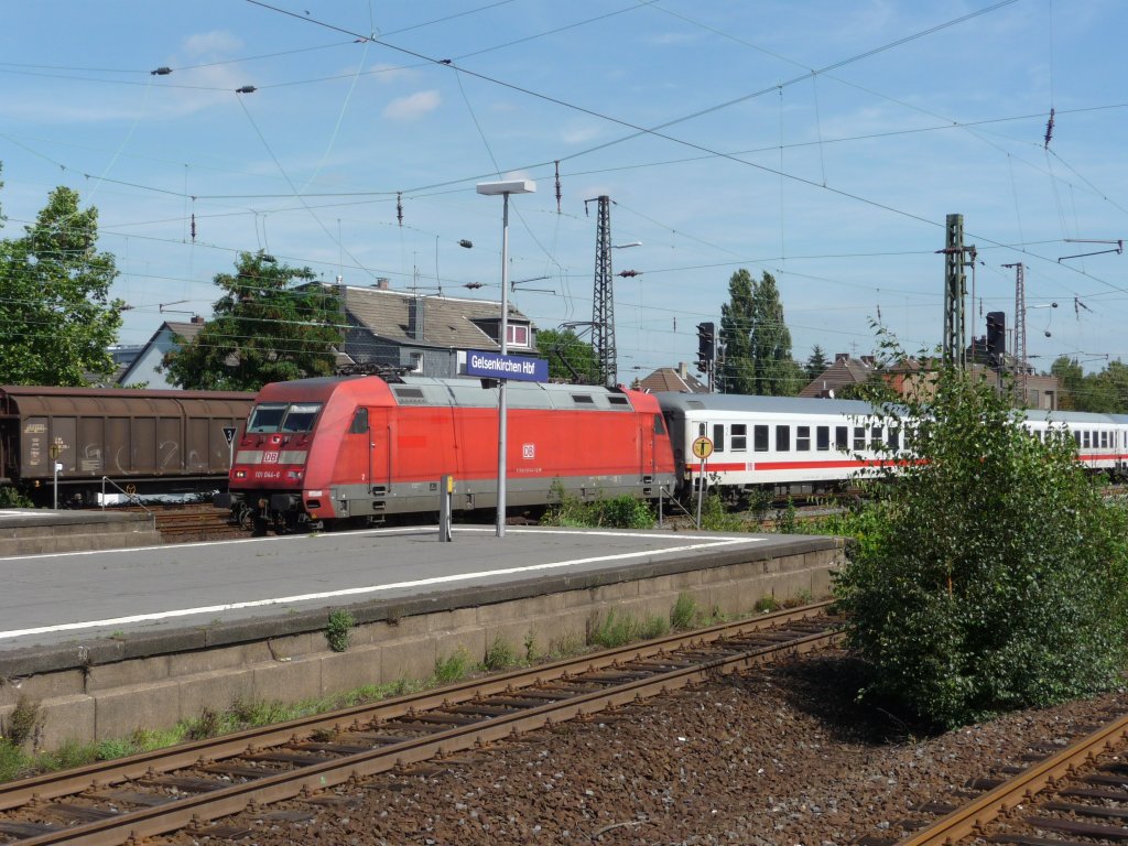 101 044 erreicht am 20.08.2011 Gelsenkirchen Hauptbahnhof.