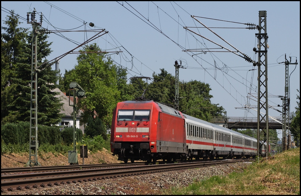 101 049 mit eine IC in RIchtung Dortmund am 04.06.11 in Nordbgge