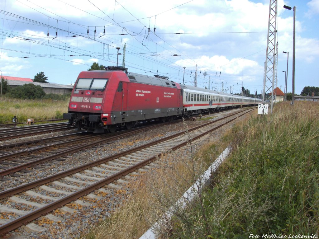 101 051-1 als Schlusslicht am IC 2553 bei der Einfahrt in Bergen auf Rgen am 10.8.13