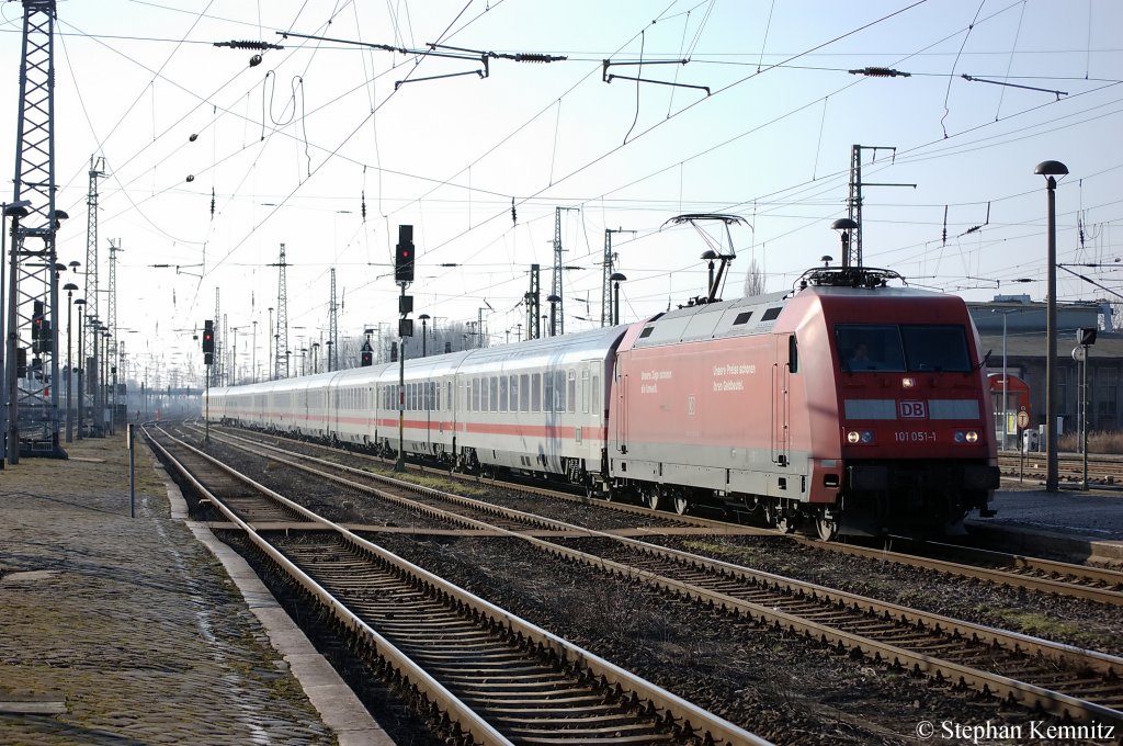 101 051-1 mit dem IC 143 nach Berlin Ostbahnhof in Stendal. Der IC hatte zu diesem Zeitpunkt eine Versptung von ca. 30min und fuhr auf Gleis 3 ein. 22.02.2011