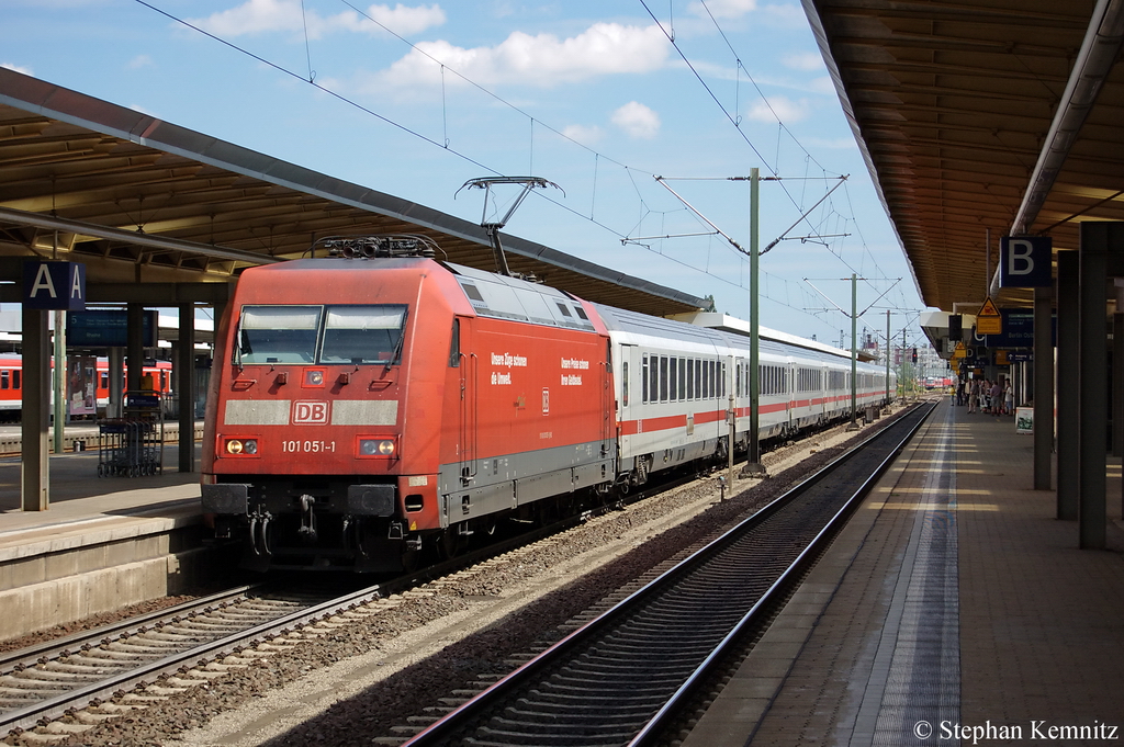 101 051-1 mit dem IC 146 von Berlin Hbf (tief) nach Schiphol (Airport) bei der Durchfahrt in Braunschweig. 09.07.2011