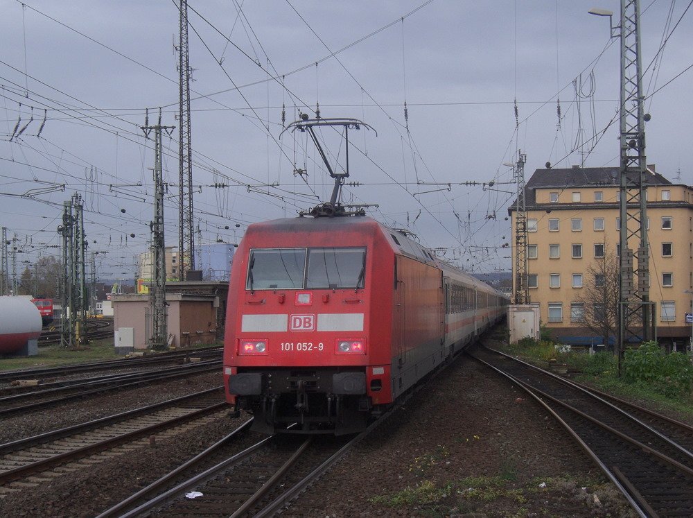 101 052 9 schiebt ihren IC aus dem Koblenz Hbf Richtung Bonn/Kln