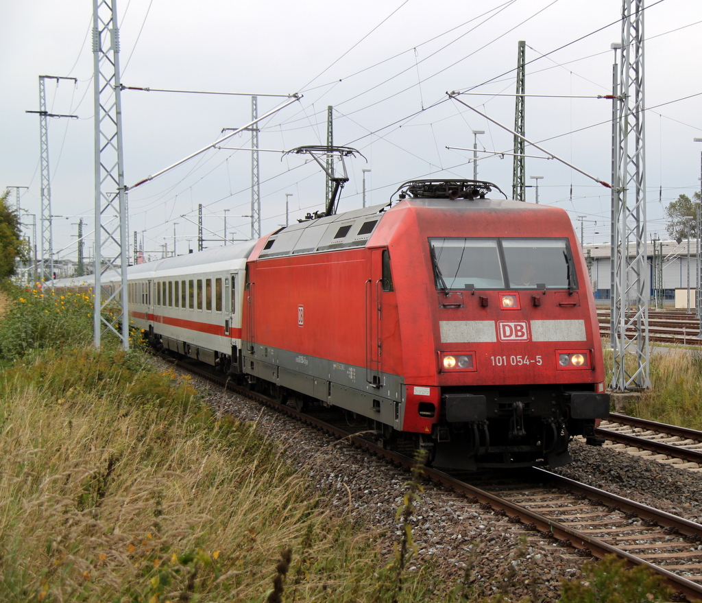 101 054-5 mit IC 2239 Warnemnde-Dresden bei der Ausfahrt im Rostocker Hbf.14.09.2012