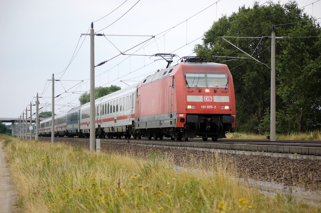 101 055-2 mit einem IC-Umleiter wegen Bschungsbrand und Signalstrung  zwischen Paulinenaue und Friesack(Mark) ber Stendal umgeleitet. Hier zwischen Rathenow und Growudicke. 05.08.2010