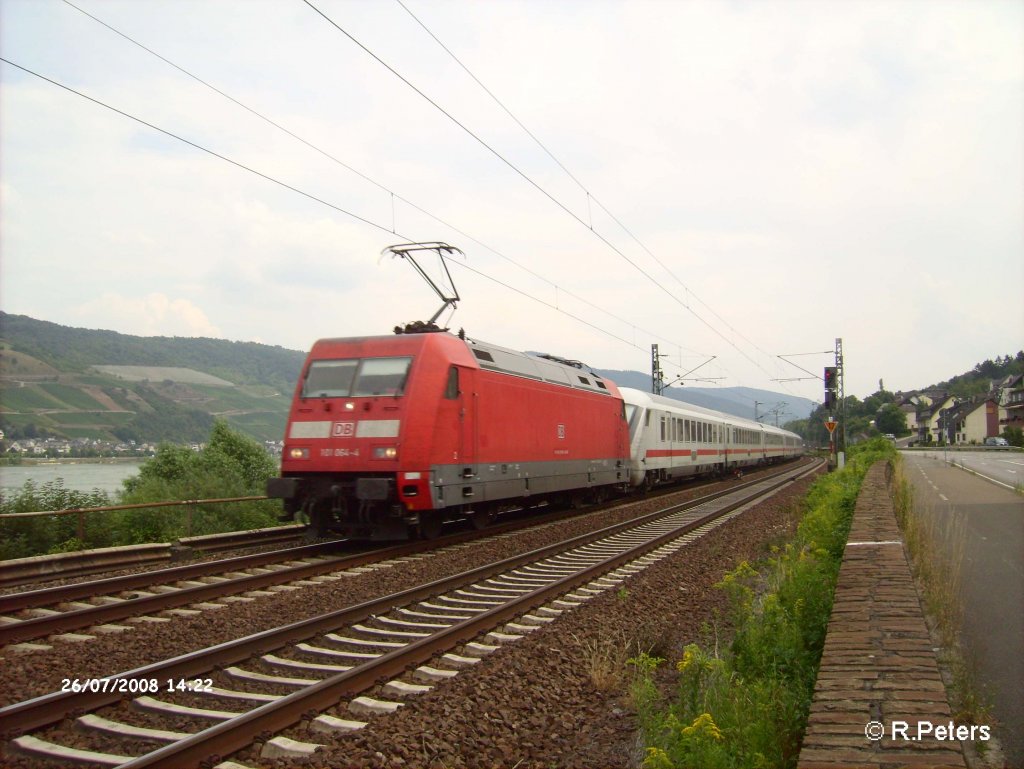 101 056-0 zieht bei Rheindiebach IC 2004 Konstanz – Dortmund. 26.07.08
