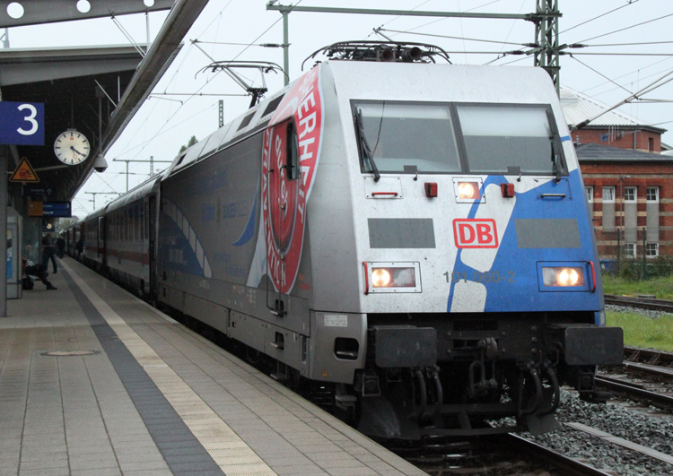 101 060-2 mit IC 2289 Stralsund-Hamburg kurz vor der Abfahrt im Rostocker Hbf.18.09.2011