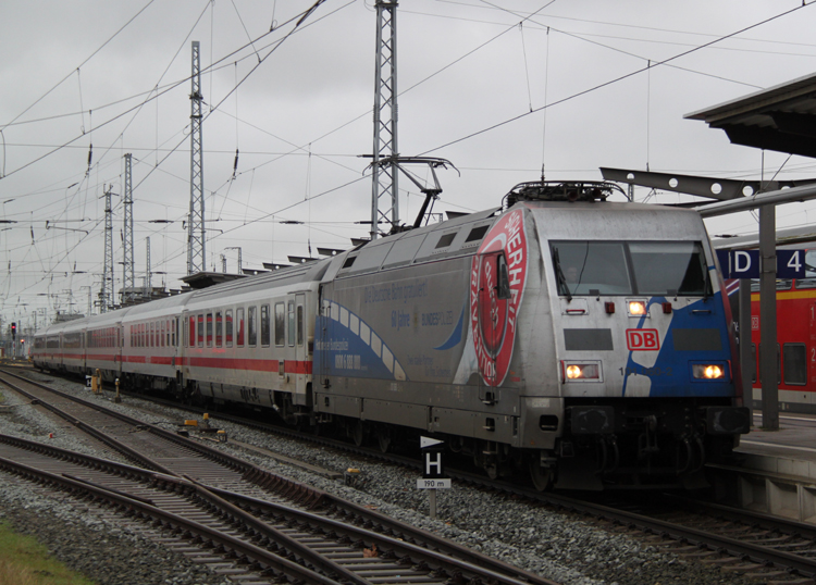 101 060-2 mit IC 2377 von Ostseebad Binz nach Karlsruhe Hbf bei der Einfahrt im Rostocker Hbf.08.01.2012