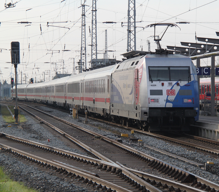 101 060-2 mit IC2217 Stralsund-Stuttgart bei der Ausfahrt im Rostocker Hbf.11.09.2011