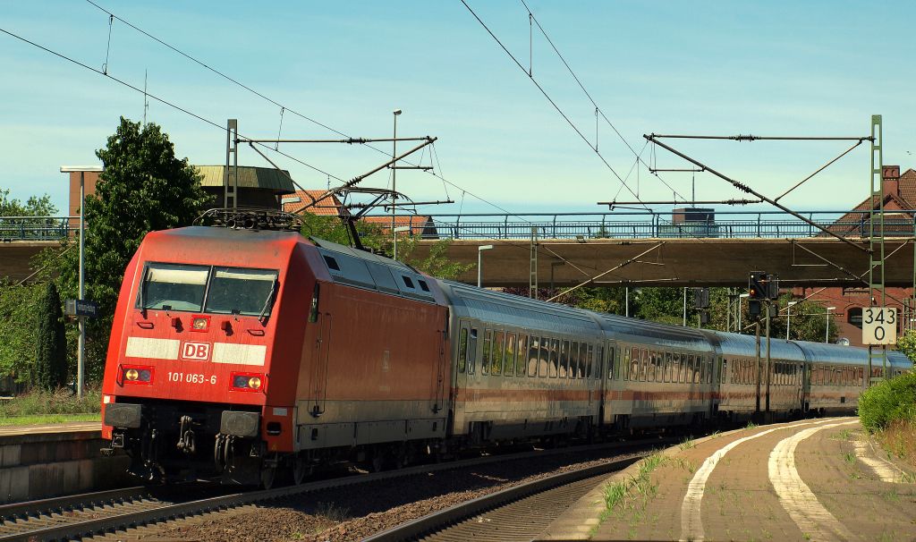 101 063-6 fuhr mit einem Intercity ins Ruhrgebiet aus dem Bahnhof Hamburg-Harburg am 3.6.11.