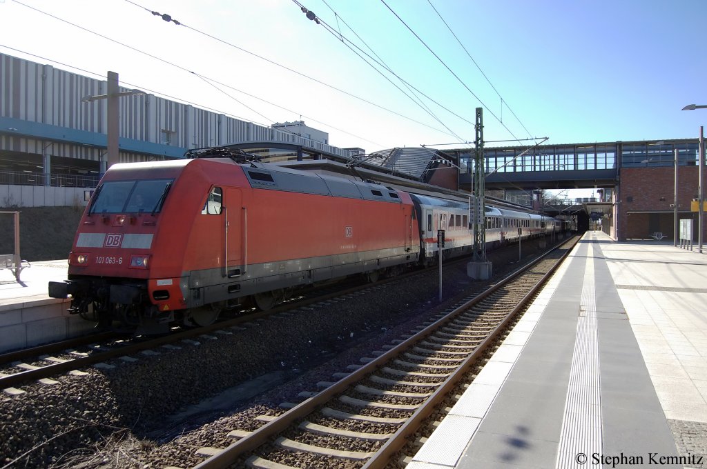 101 063-6 mit dem IC 2535  Arkona  von Weimar nach Ostseebad Binz in Berlin Gesundbrunnen. 19.03.2011