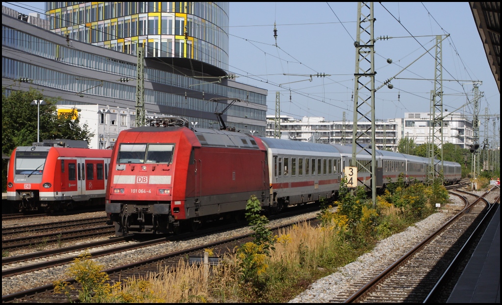 101 064 am 23.08.11 in Mnchen Heimeranplatz mit IC in Richtung Sden