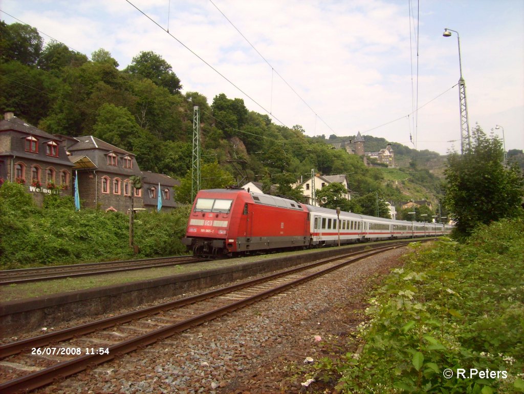 101 065-1 verlsst Bacharach mit den IC 119 Mnster – Innsbruck. 26.07.08
