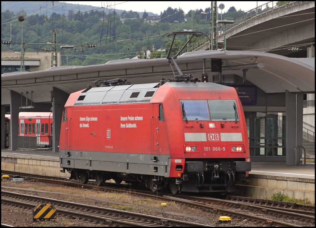 101 066 hatte den IC 134 von Norddeich Mole nach Koblenz befrdert. Sie wird spter einen Mosel-IC von einer 181 bernehmen und in Richtung Norden befrdern.