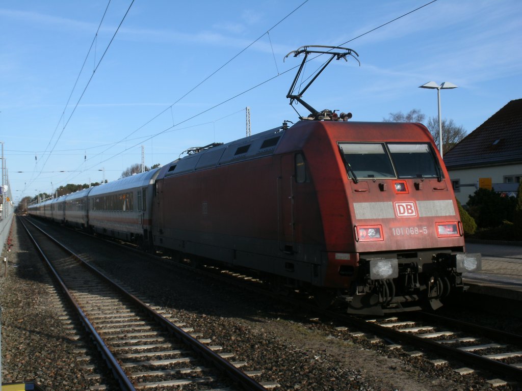 101 068-5 und der IC 2213 Binz-Stuttgart am Morgen,vom 03.Mrz 2012,in Binz. 