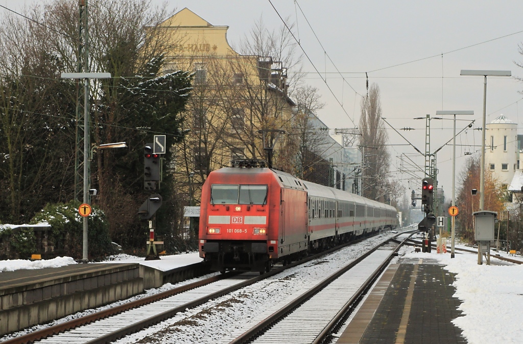 101 068 mit IC 336 nach Luxembourg bei der Durchfahrt in Bonn Bad Godesberg am 27.11.10