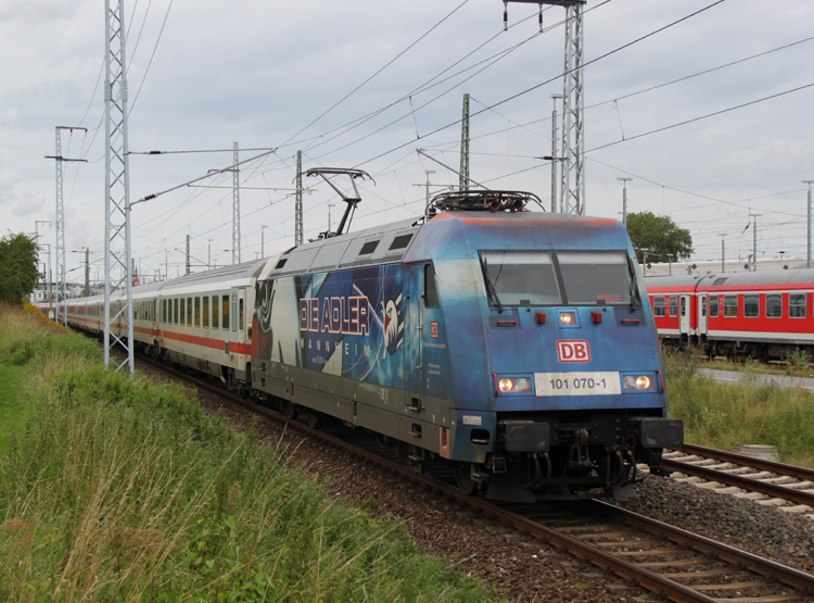 101 070-1 mit IC 2289 Stralsund-Hamburg Hbf kurz nach der Ausfahrt im Rostocker Hbf.(26.07.2011)