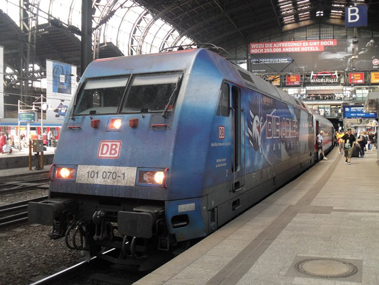 101 070-1 mit IC2213 von Ostseebad Binz Richtung Stuttgart Hbf kurz vor der Ausfahrt im Hamburger Hbf.(05.06.10)