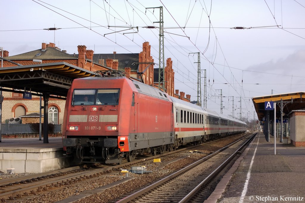 101 071-9 mit dem IC 144 nach Schiphol (Airport) in Stendal. 15.01.2011