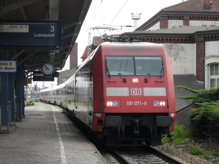 101 071-9 mit IC 2115 von Stralsund Richtung Stuttgart Hbf bei der Durchfahrt um 08.51 Uhr im Bahnhof Bad Kleinen.(19.06.10)