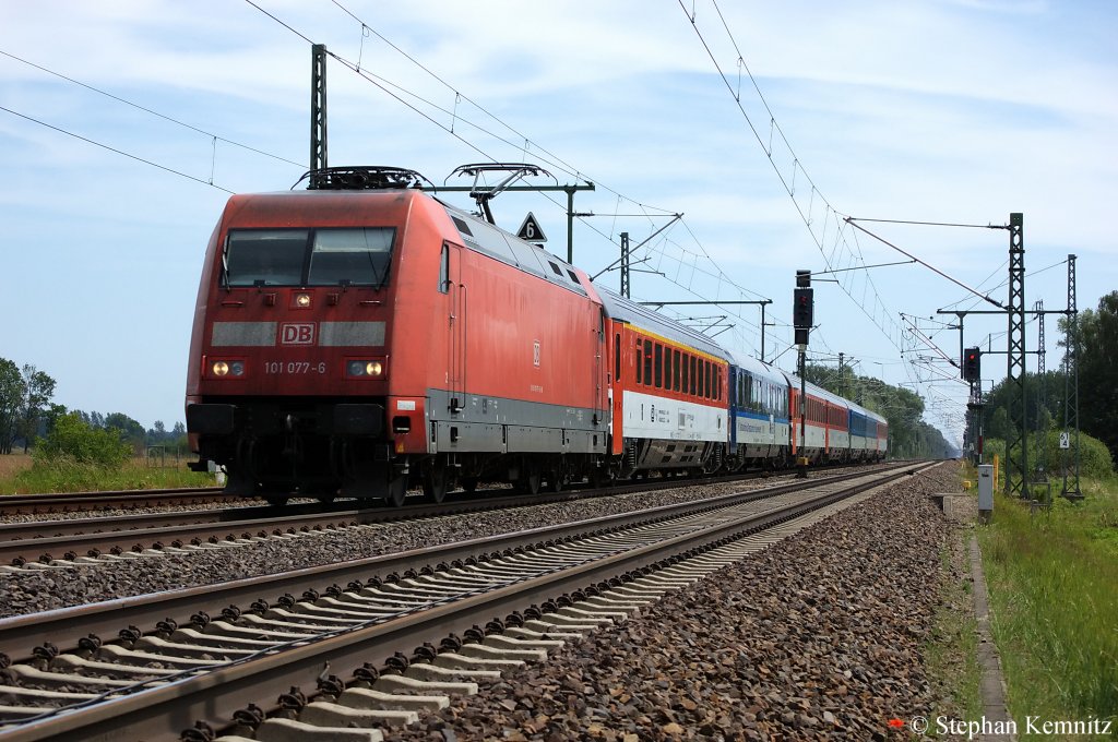 101 077-6 mit dem EC 176 von Brno hl.n. nach Hamburg-Altona in Friesack(Mark). 26.05.2011