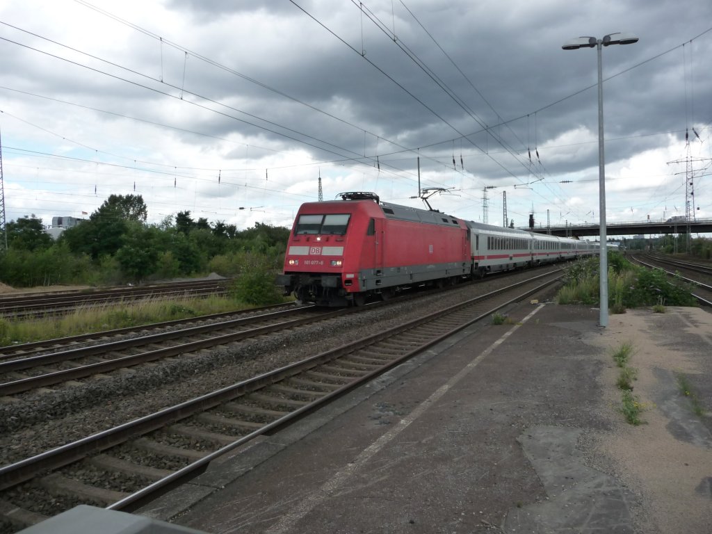 101 077 durchfhrt am 06.08.2012 den Bahnhof Hrth.