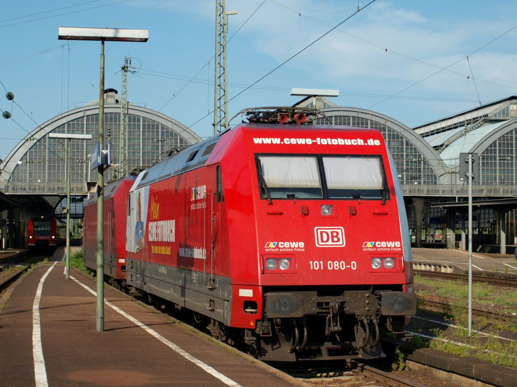 101 080  Cewe Fotobuch  mit dem Herz an der Seite machte am Abend des 26.5.12 Pause im Karlsruher Hbf.