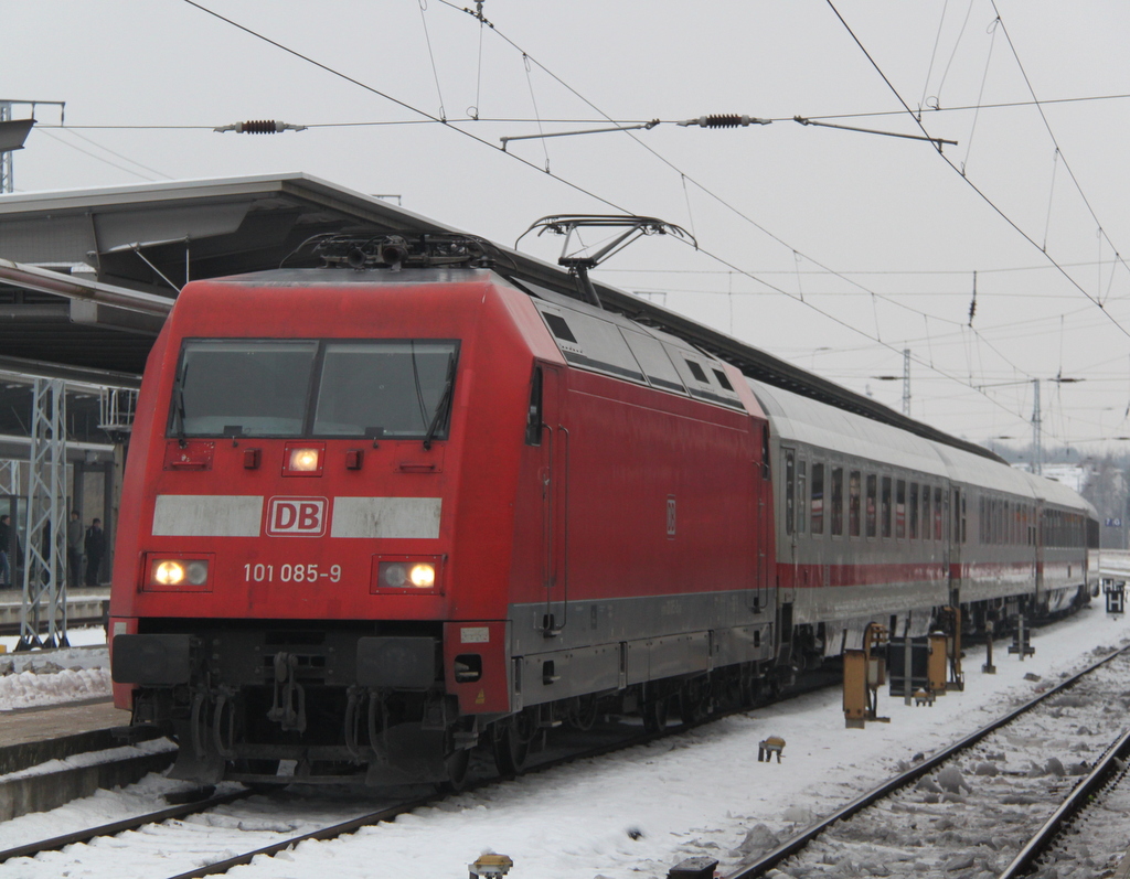 101 085-9 mit IC 2239 von Rostock Hbf nach Dresden Hbf kurz vor der Abfahrt im Rostocker Hbf.14.12.2012