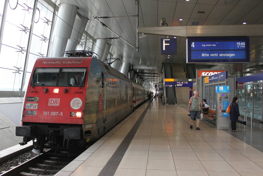 101 087-5 mit IC in FRankfurt(M)Flughafen Fernbahnhof am 30.07.2013