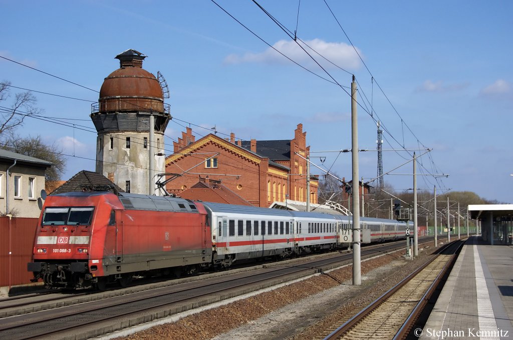 101 088-3 mit dem IC 2385 von Berlin Sdkreuz nach Frankfurt am Main in Rathenow. 02.04.2011