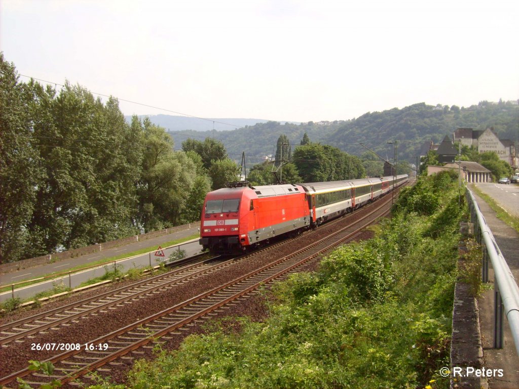 101 089-1 verlsst Bacharach mit einem EC 102 Chur – Kiel HBF. 26.07.08
