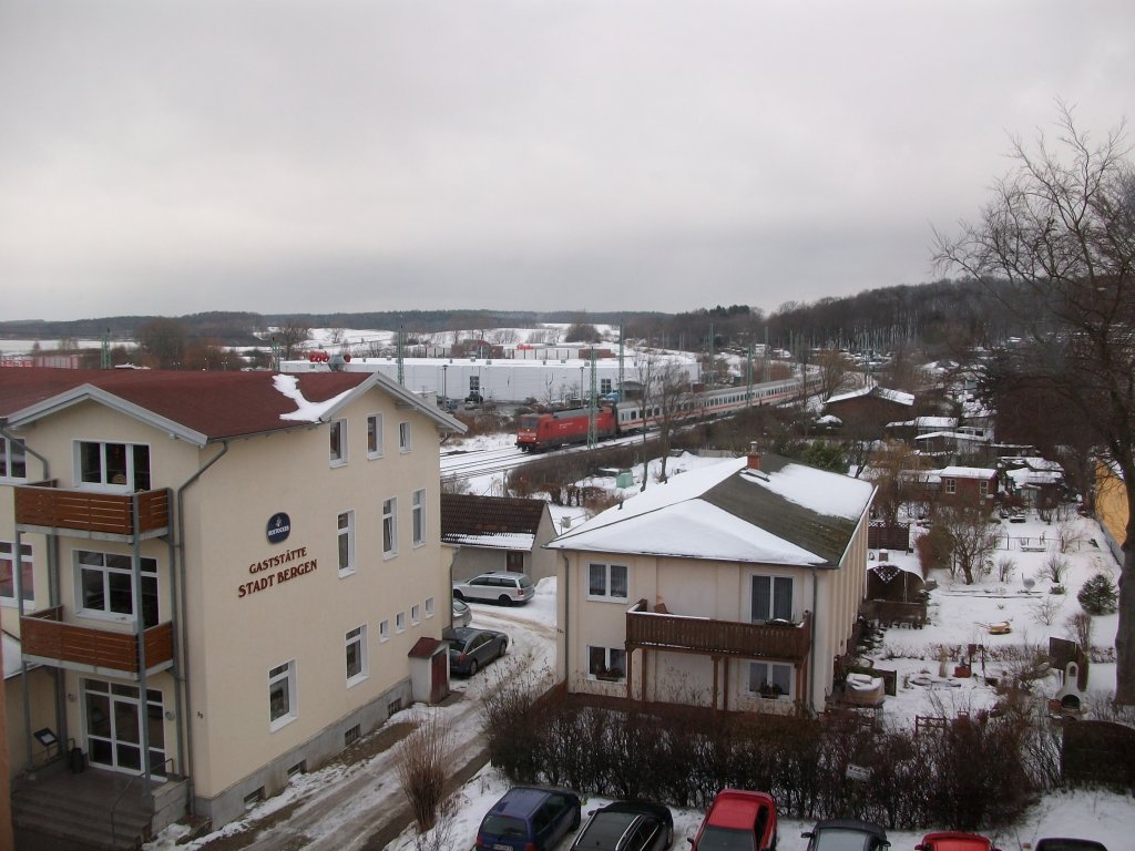 101 093 mit dem IC Binz-Karlsruhe am 09.Dezember 2010 aus meinen Zimmerfenster.