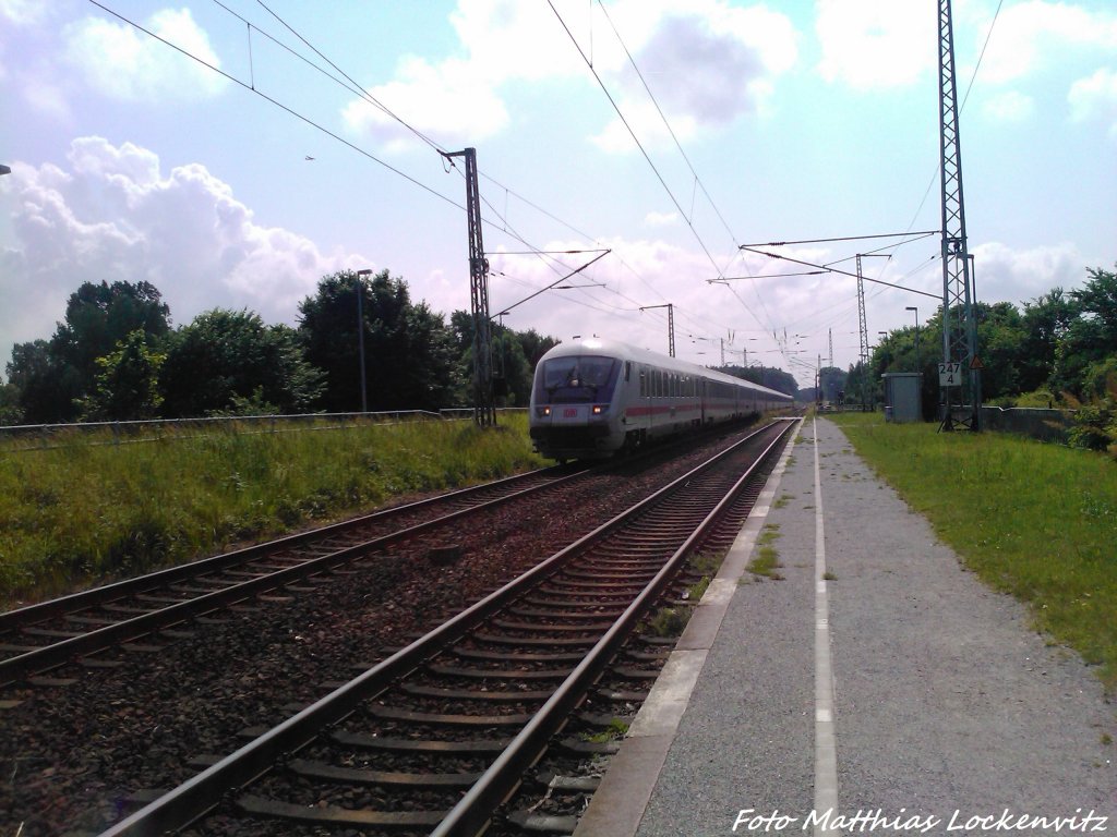 101 097-4 mit dem InterCity (IC) bei der Durchfahrt in Teschenhagen am 5.7.13