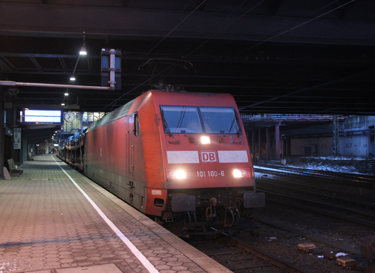 101 100-6 mit CNL 1286 von Mnchen Ost nach Hamburg-Altona kurz nach der Ankunft im Hamburger Hbf.28.01.2012