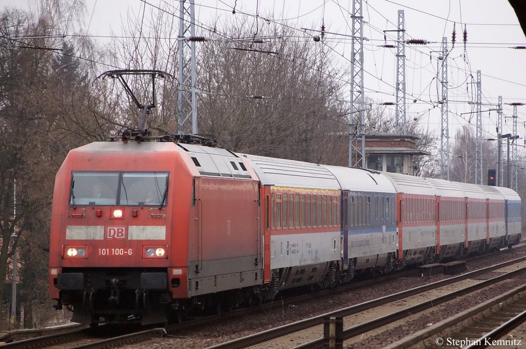 101 100-6 mit dem EC 178 nach Szczecin Glowny in Berlin-Karow. 17.02.2011