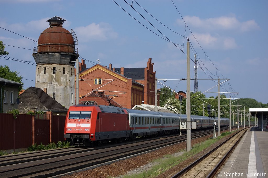 101 100-6 mit dem IC 140 von Berlin Ostbahnhof nach Schiphol (Airport) in Rathenow. 18.05.2011