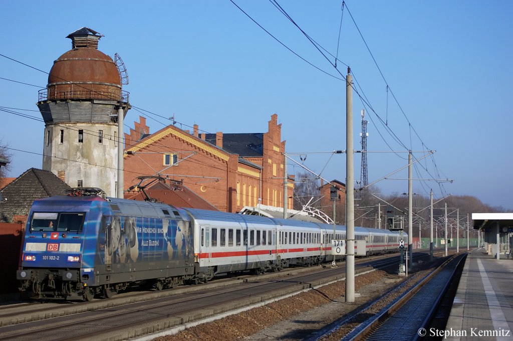 101 102-2  Wir Menschen sind alle gleich  mit dem IC 2385 nach Frankfurt(Main) Hbf in Rathenow. 29.01.2011 