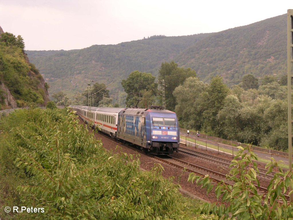 101 102-2 zieht kurz vor Bacharach den IC 2115 Stralsund – Mainz. 26.07.08
