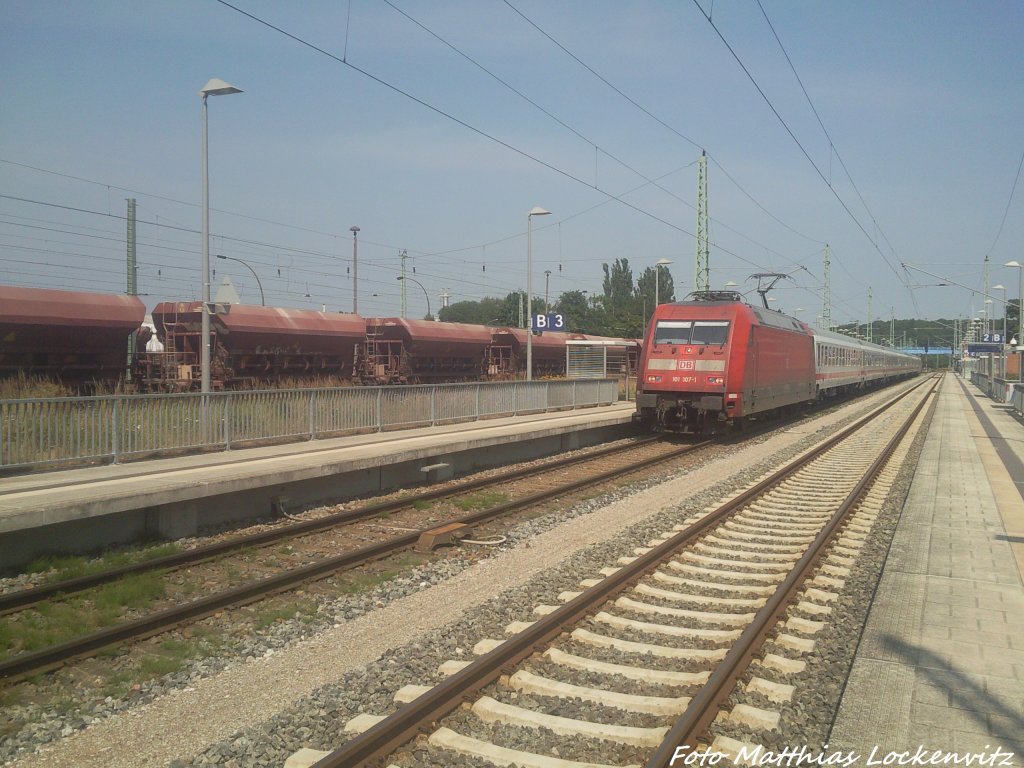 101 107 mit dem Leerzug unterwegs nach Stralsund bei der Durchfahrt in 
Bergen auf Rgen am 27.7.13
