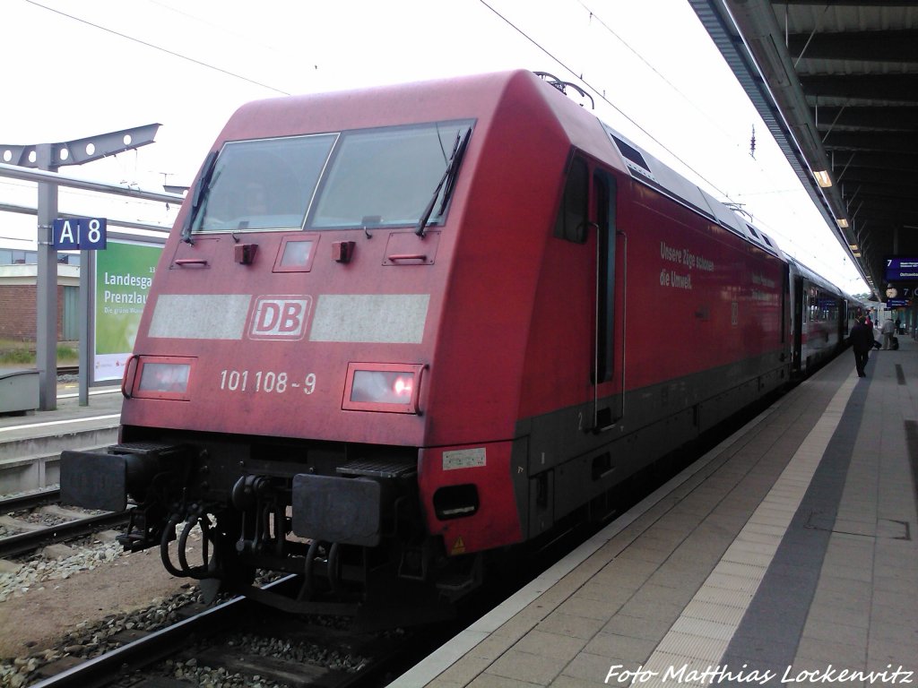 101 108-9 mit dem InterCity (IC) und am anderen ende des Zuges 101 025 im Bahnhof Rostock Hbf am 22.6.13